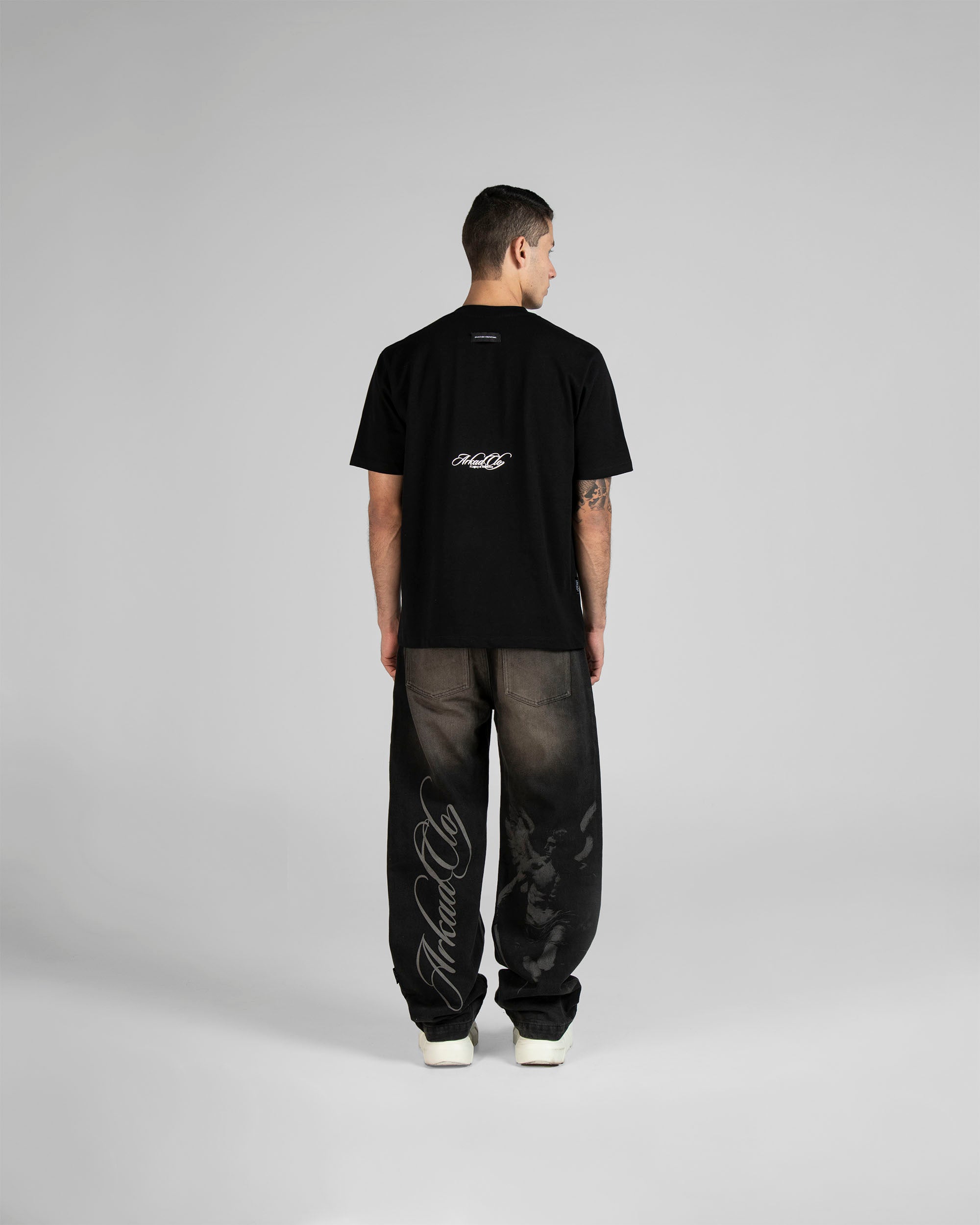 Tshirt Regular Fit Negra Clásica