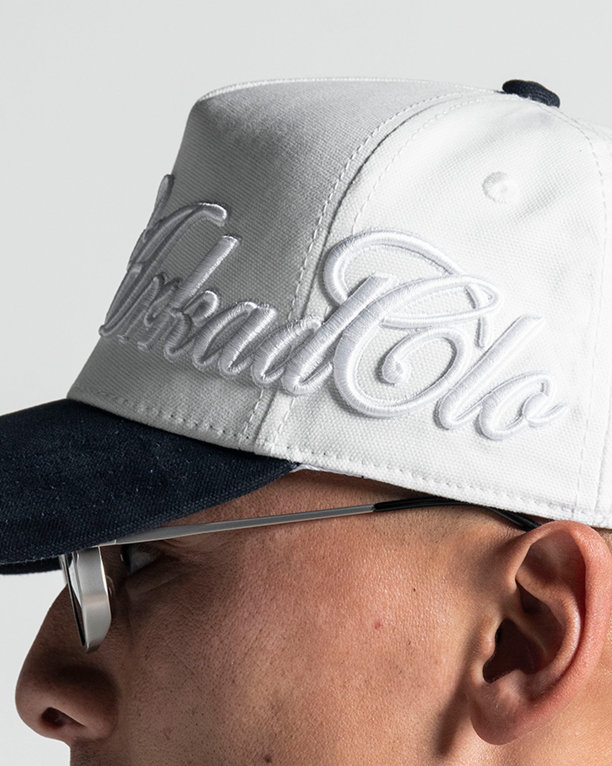 Trucker Cap Blanca con Azul