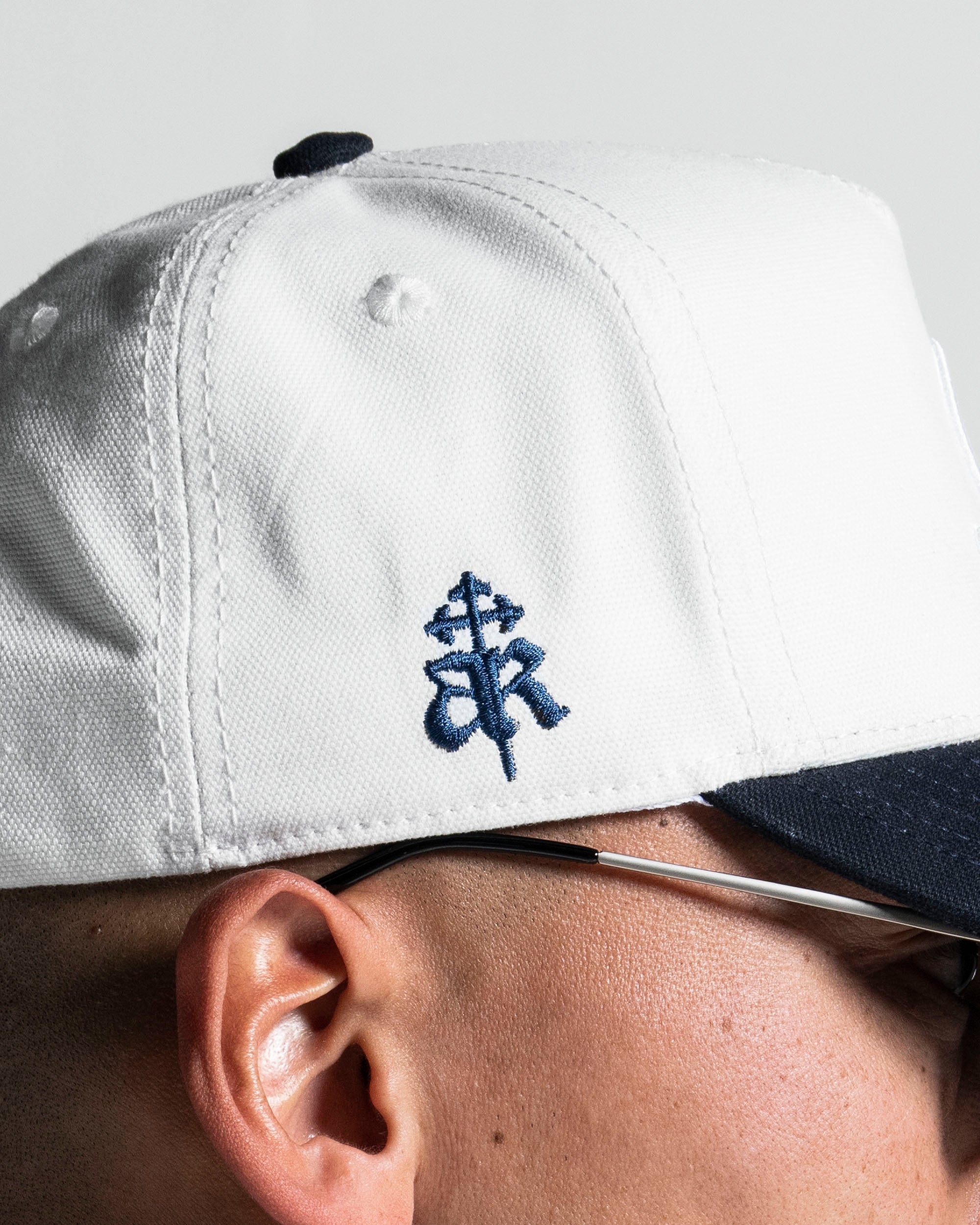 Trucker Cap Blanca con Azul