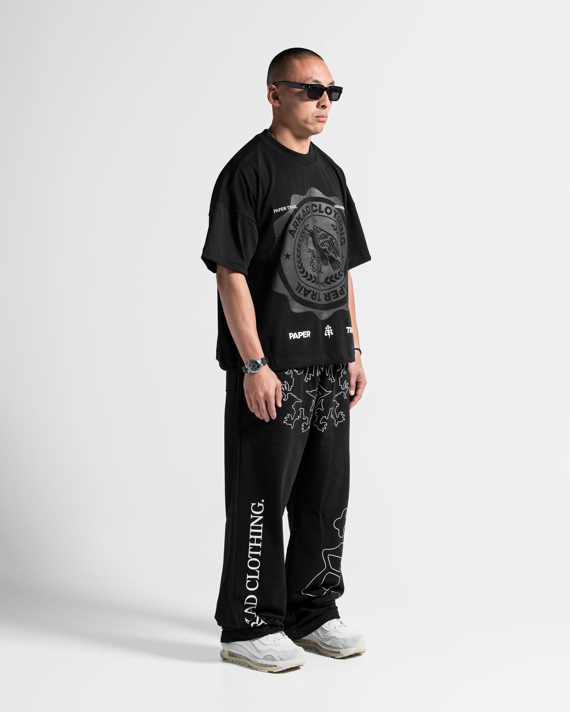 Boxy Fit Tshirt Negra Paper Trail