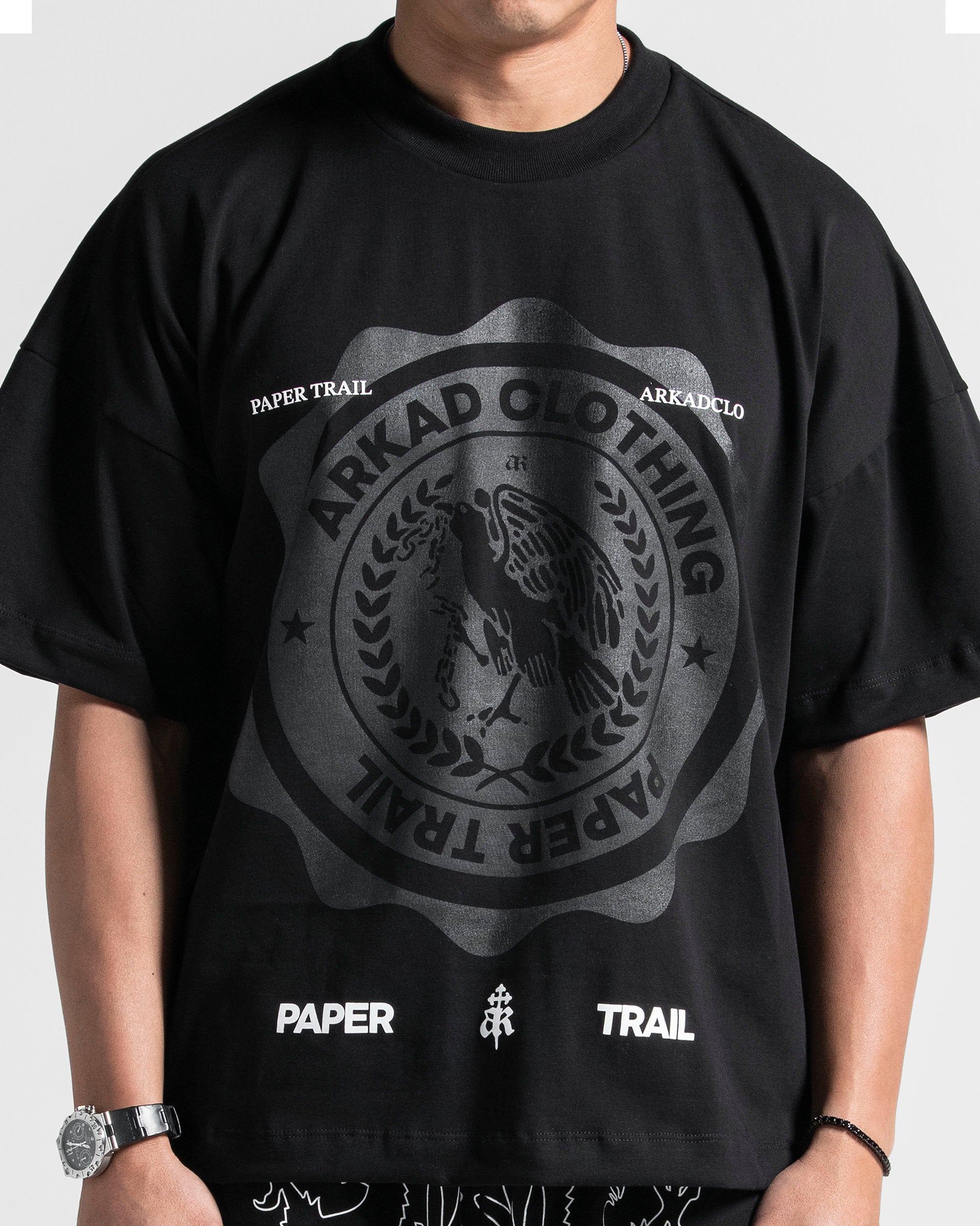 Boxy Fit Tshirt Negra Paper Trail