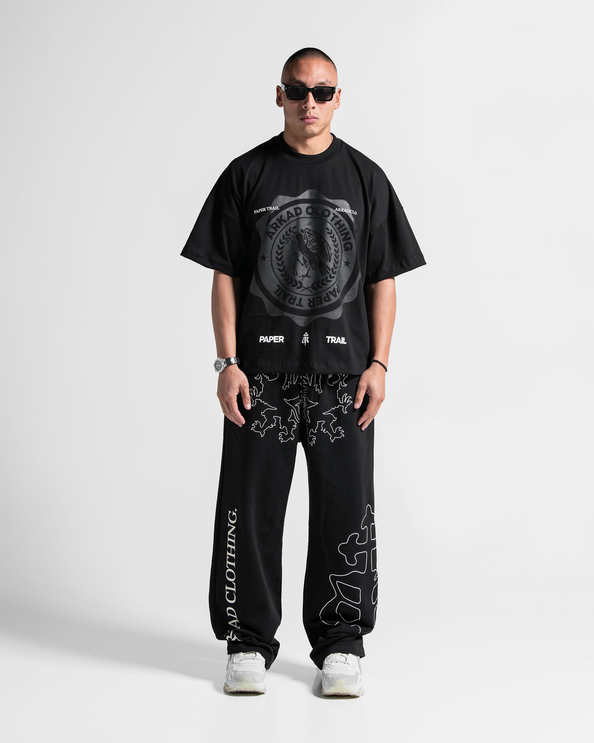 Boxy Fit Tshirt Negra Paper Trail