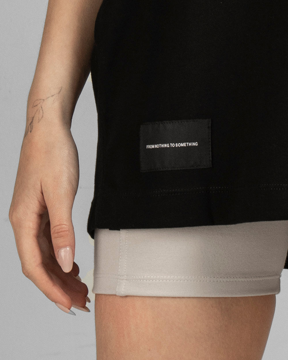 Tshirt Quartz Texto Gris - Negra