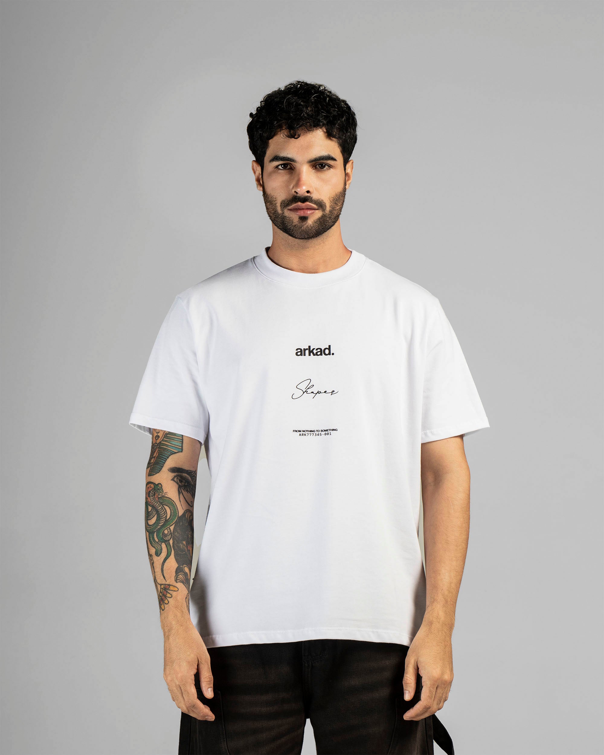 Tshirt Blanca Texto Negro Arkad Shapes - Regular Fit