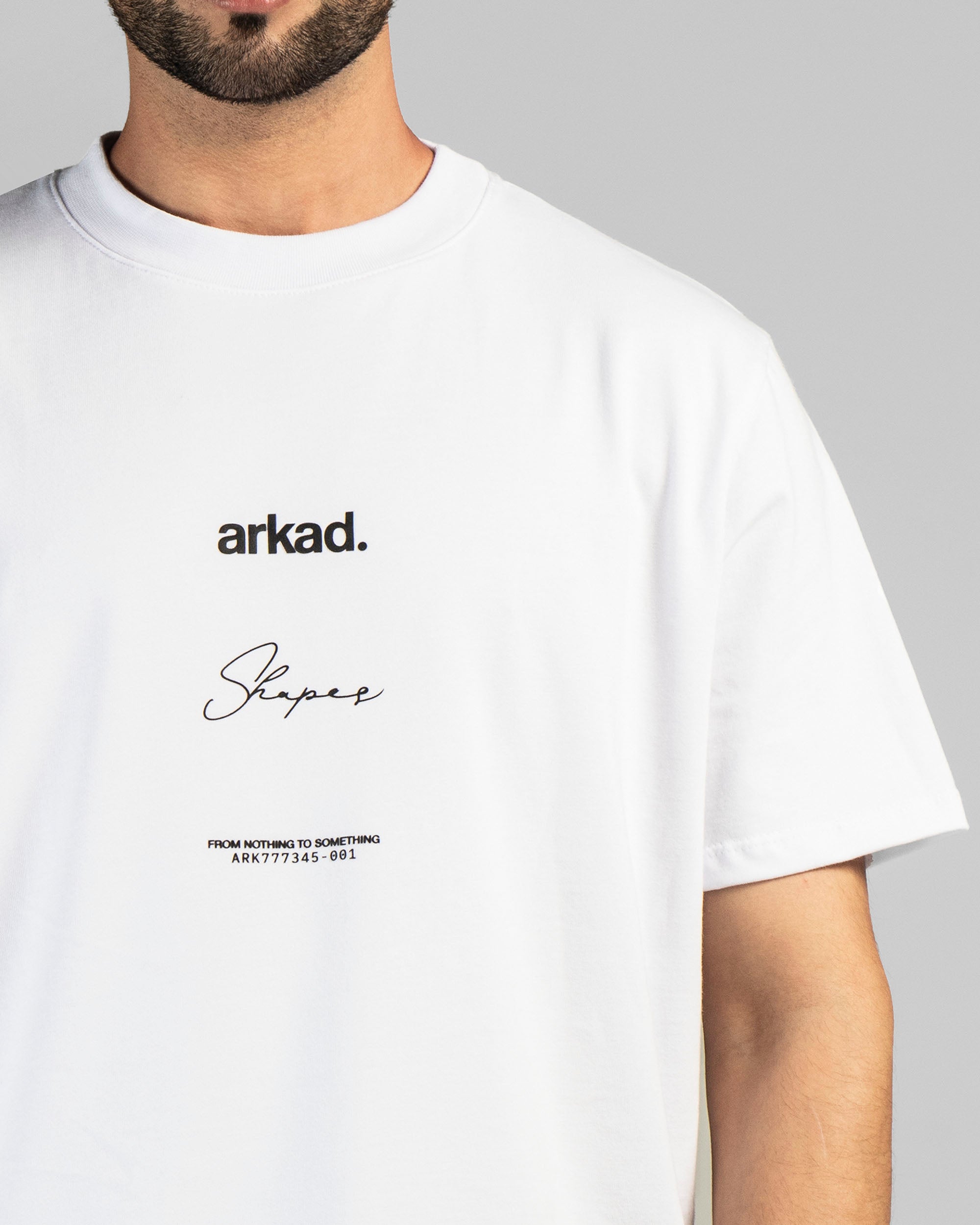 Tshirt Blanca Texto Negro Arkad Shapes - Regular Fit