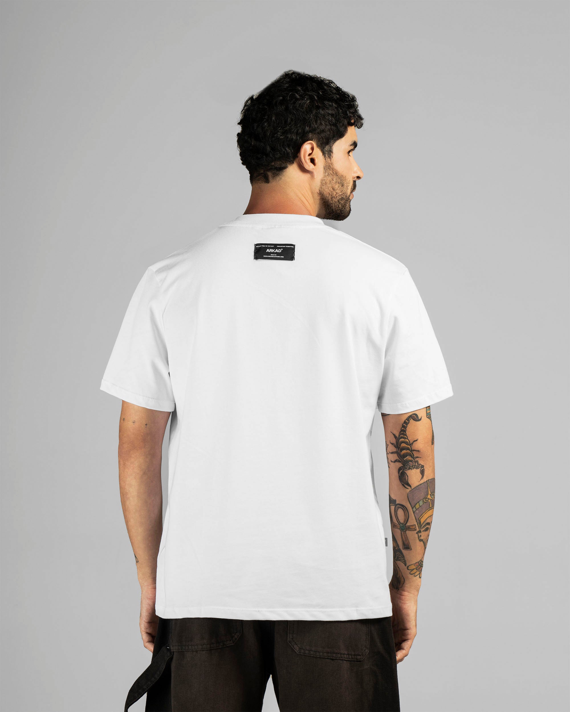 Tshirt Blanca Texto Negro Arkad Shapes - Regular Fit