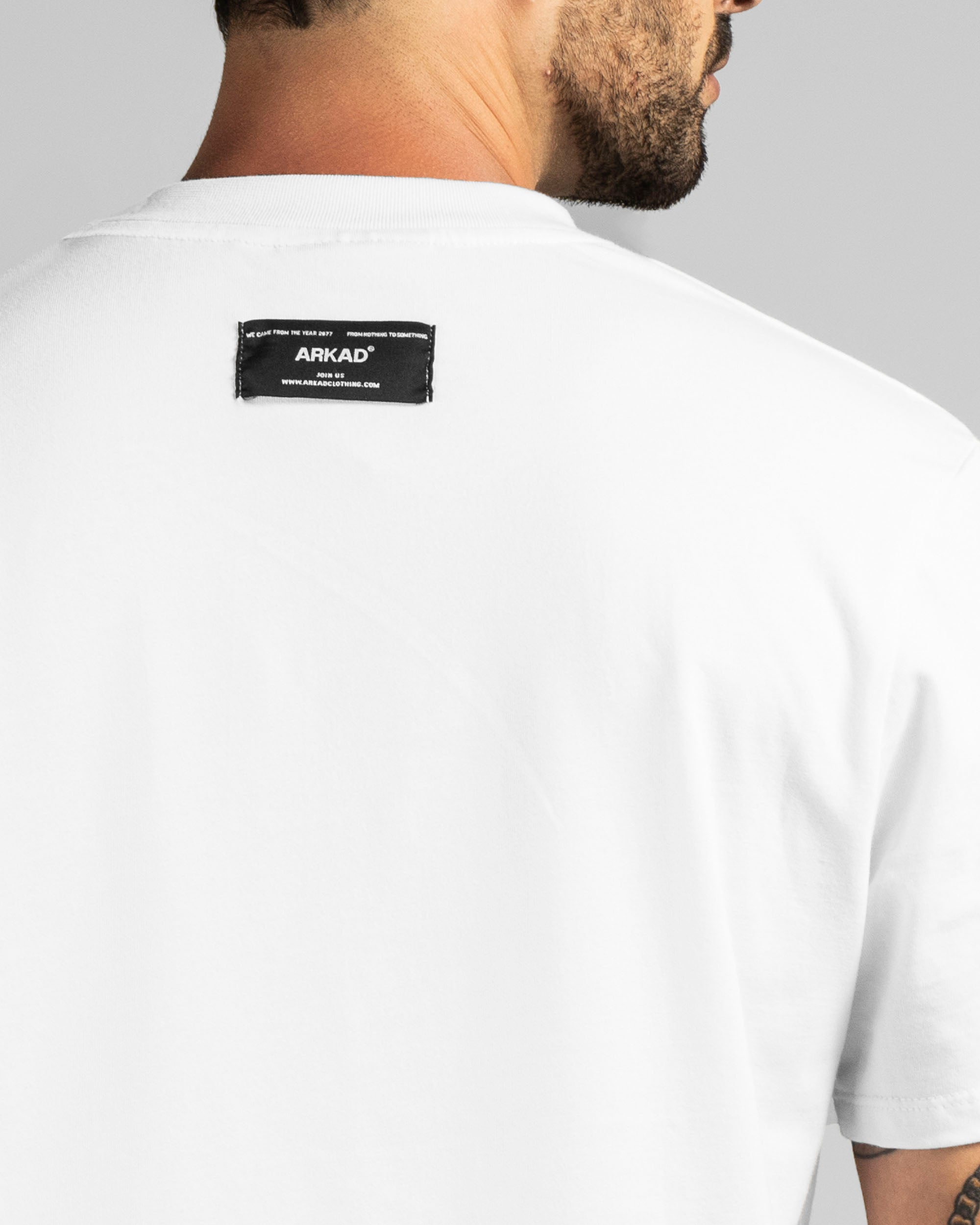 Tshirt Blanca Texto Negro Arkad Shapes - Regular Fit
